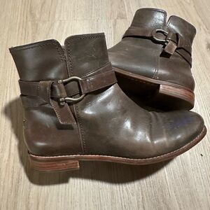 Women’s Sperry leather booties sz 9 
gray brown with buckle 
Ankle boots